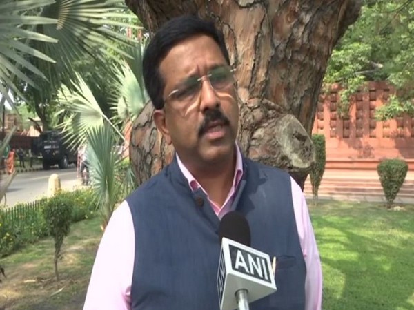 Congress MP Syed Nasir Hussain while speaking to ANI on current political crisis in Karnataka. Photo/ANI