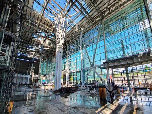 The Airport's hybrid curtain wall under construction. 