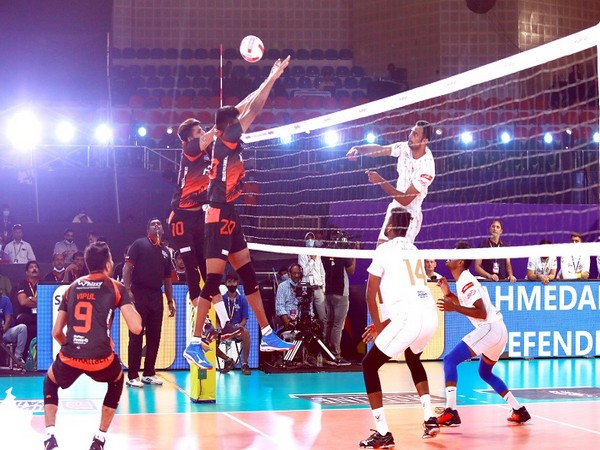 Hyderabad Black Hawks and Ahmedabad Defenders in action (Image: PVL)