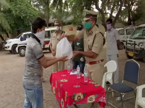 Migrants given food packets by Hyderabad Police in association with local philanthropists on Saturday. Photo/ANI 