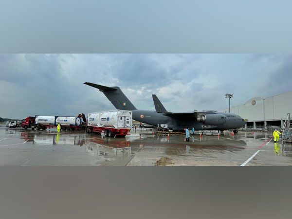 IAF C17 transport aircraft gearing up to airlift oxygen container(Photo/Credit: Twitter/ @PIBHomeAffairs)