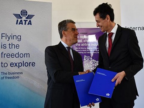 de Juniac (left) and Winklbauer after signing the MoU