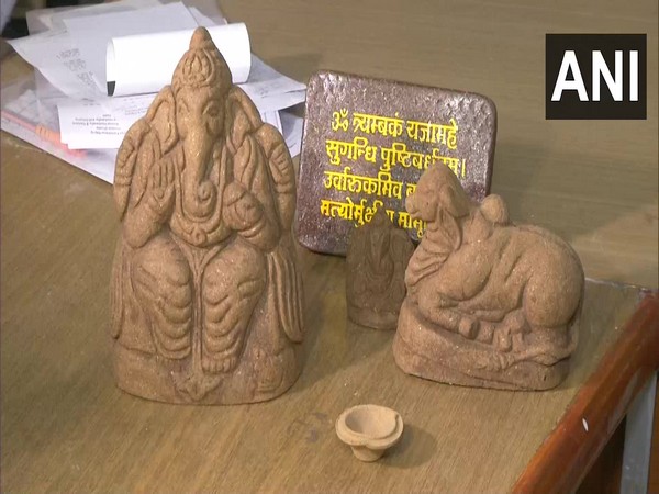Eco-friendly idols of Lord Ganesh using cow dung by RKA. (Photo/ANI)