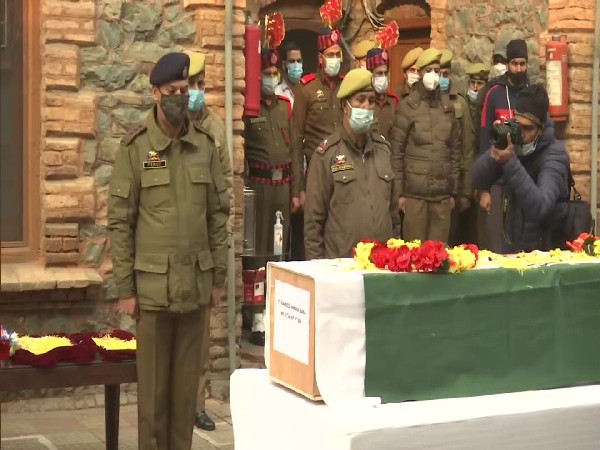 IGP Kashmir Vijay Kumar paying tributes to slain cop Rameez Baba (Photo/ANI)