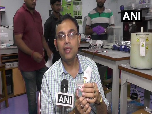 Professor Suman Chakraborty of Mechanical Engineering Department, IIT Kharagpur demonstrating his experiment. Photo/ANI