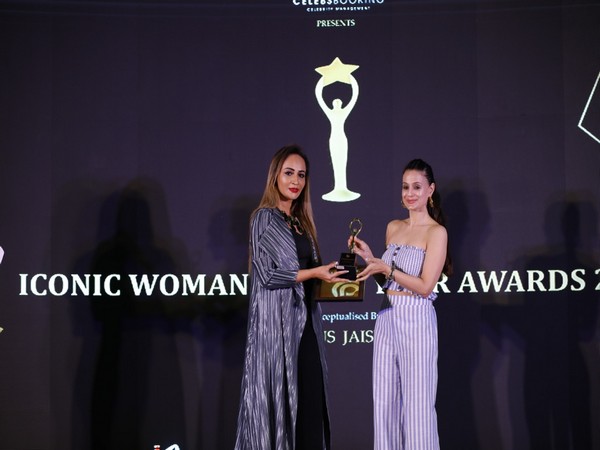 Surti lady Ajita Italiya winning Iconic Woman of the Year award