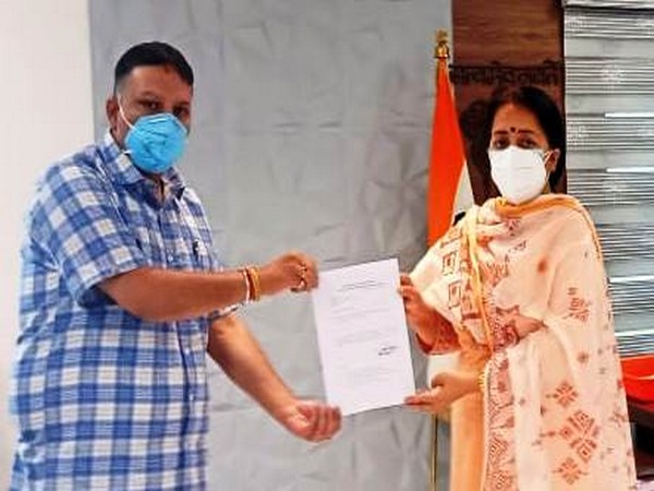 Udhampur Deputy Commissioner Indu Chib (right) handing over to the disbursal paper to Assistant Labour Commissioner Pradyot Gupta.