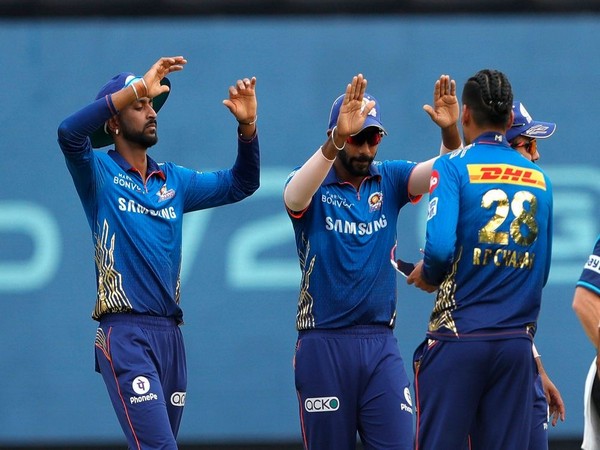 MI stars Krunal Pandya and Jasprit Bumrah. (Photo/ IPLT20.com)