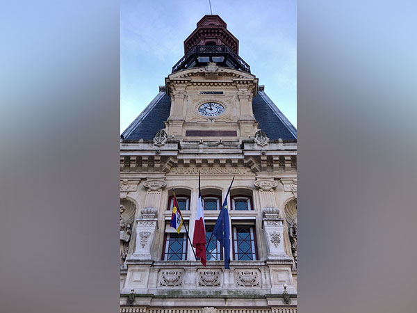 Town Halls in Paris raises Tibet flag to mark Tibetan Uprising Day 