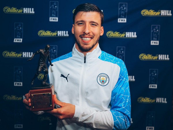 Ruben Dias with the award. (Photo/ Ruben Dias twitter)