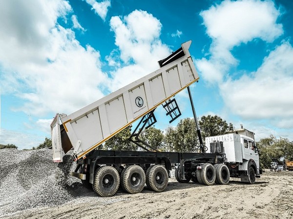 IPLT Rhino 5523 unloading Aggregate 20MM at project site
