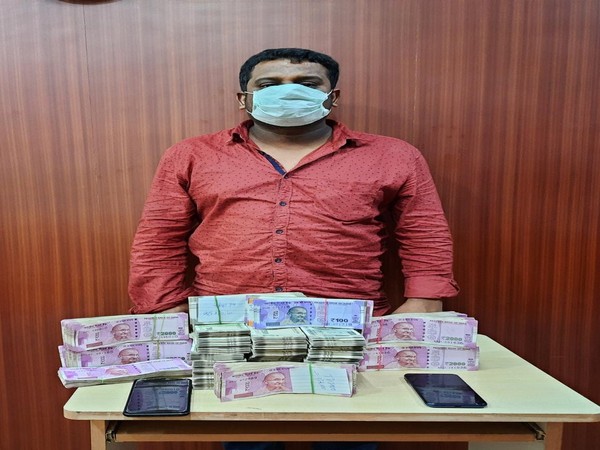 Accused with seized money (Photo/ANI)