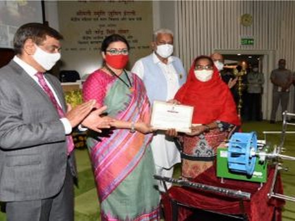 Smriti Irani distributed Buniyaad Reeling Machines to women silk reelers with an aim to eradicate unhygienic & obsolete Thigh Reeling practice.