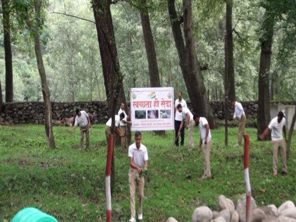 ITBP personnel carry out cleanliness drive in Kullu on Wednesday. Photo/ANI