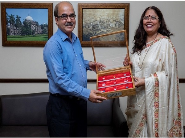 Nirupa Bhatt, Managing Director of GIA India and Middle East presenting replicas of famous diamonds to Sabyasachi Mukherjee, Director General of CSMVS.