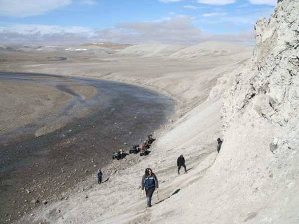 Team of Western planetary scientists, led by Gordon Osinski, exploring melt rock at Haughton impact crater in Nunavut (Image Credit: Gordon Osinski)