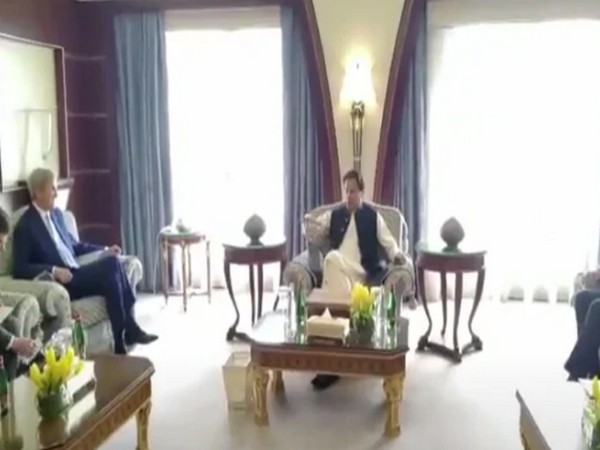 Prime Minister Imran Khan meets United States' Special Presidential Envoy for Climate John Kerry in Riyadh (Photo Credit: Twitter)