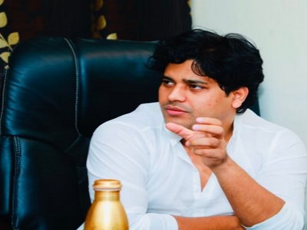 Poet Imran Pratapgarhi (Pic credit: Twitter @ShayarImran)