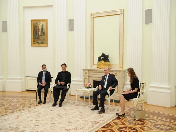 Pakistan PM Imran Khan meets Russian President Putin (Photo Credit: Twitter/Government of Pakistan)