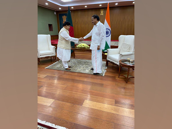 Bangladeshi Foreign Minister AK Abdul Momen and Indian Vice President M Venkaiah Naidu (Twitter: @BDMOFA)