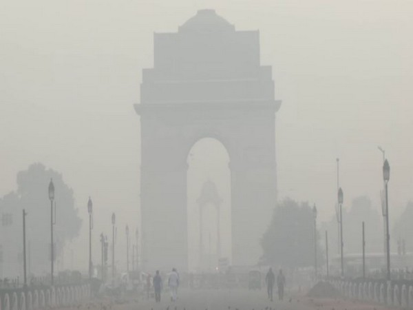 Fog engulfs Delhi on Tuesday. [Photo/ANI]