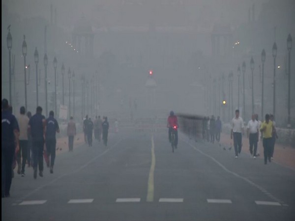 Smog engulfs India Gate on Thursday [Photo/ANI]