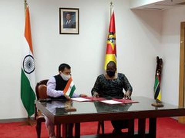 Rajeev Kumar, High Commissioner of India to Mozambique and Mozambique's Foreign Minister Veronica Nataniel Macamo Dlhovo (Photo source: High Commission of India, Maputo Twitter)