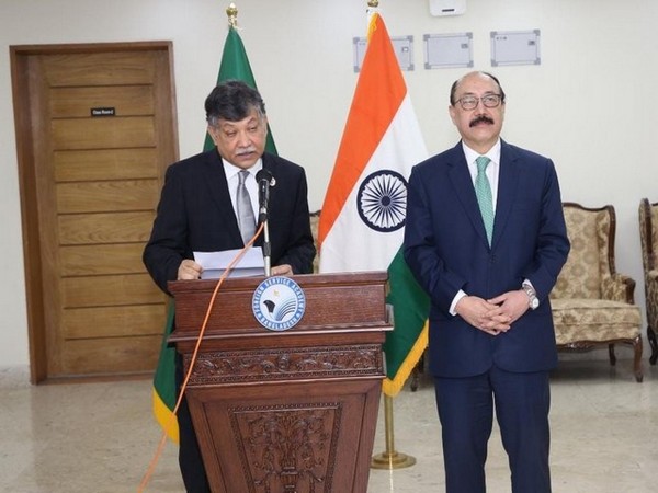 Foreign Secretary Harsh Vardhan Shringla (Left) met his Bangladesh counterpart Masud Bin Momen (Photo Credit: Twitter/India in Bangladesh)