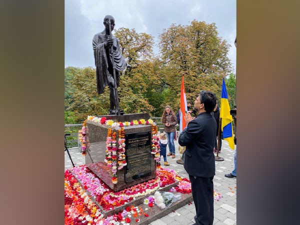 Bronze statue of Mahatma Gandhi inaugurated at A.V. Fomin Botanical Garden, Kyiv, on Friday. 