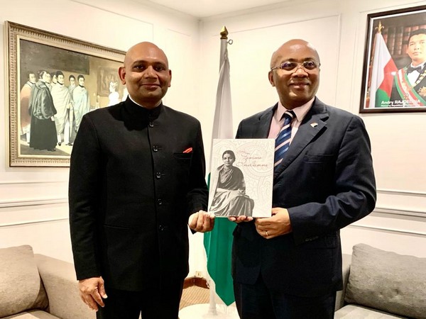 Indian Ambassador Abhay Kumar on Monday met Foreign Minister of Madagascar Tehindrazanarivelo Djacoba Liva. Photo/ANI