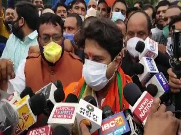  Jyotiraditya Scindia speaking to the media during his visit to Indore. (Photo/ANI)
