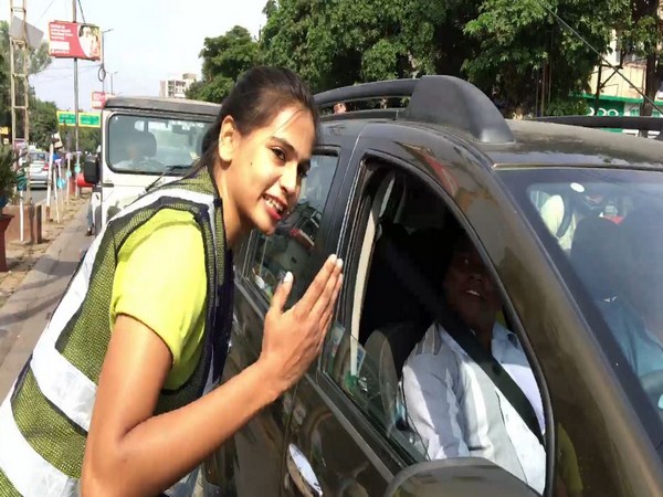 MBA student Shubhi Jain interacting with the public on the roads of Indore