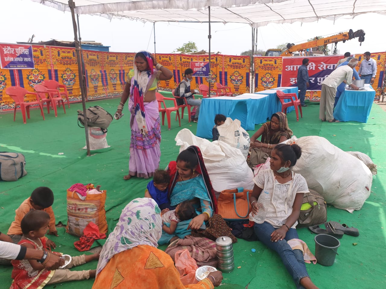 Migrant workers returning from Maharashtra being healped by an NGO in Indore. (Photo/ ANI)