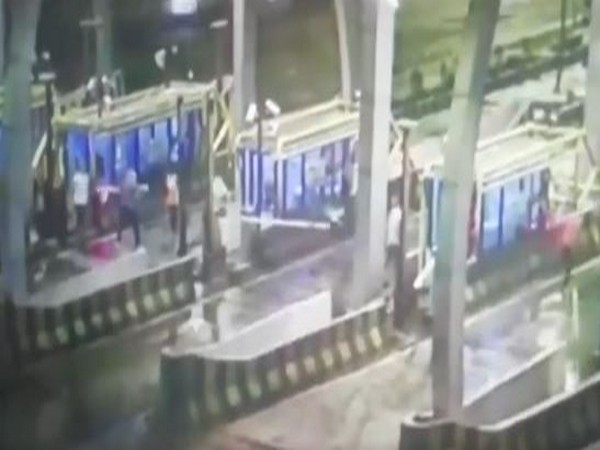 Unidentified miscreants vandalised a toll plaza on Indore-Ahmedabad Highway on Friday night.