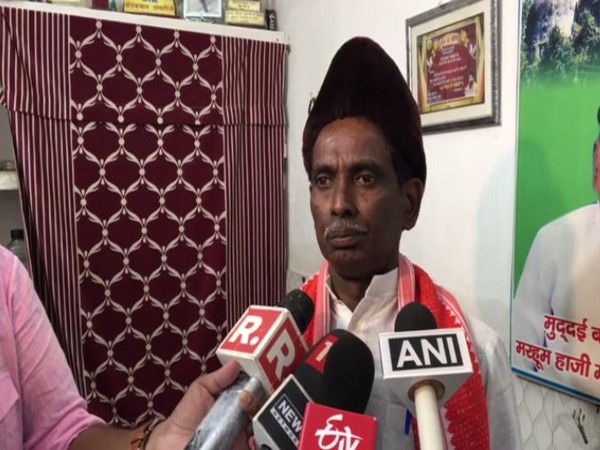 Iqbal Ansari talks to reporters in Ayodhya on Wednesday. Photo/ANI