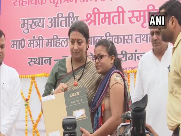 Smriti Irani distributing laptops to lekhpals in Amethi Photo/ANI