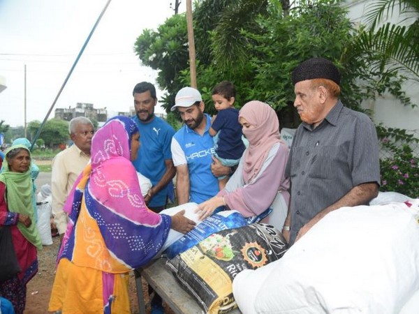 Irfan Pathan donating food to needy people. (Photo/ Irfan Pathan Twitter) 