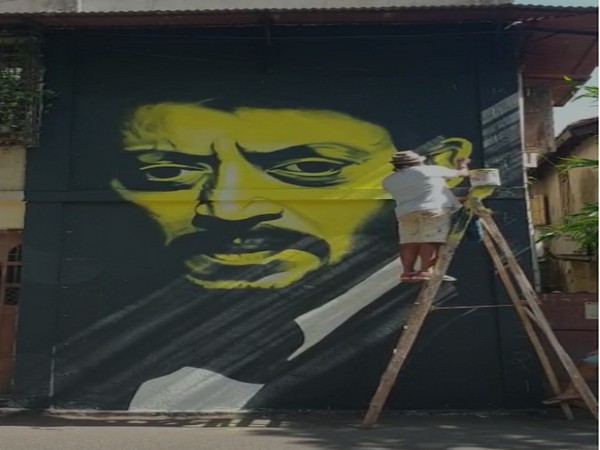 Mumbai-based artist Ranjit Dahiya paid his tribute to Irrfan Khan by making a huge mural of the phenomenal actor.     Photo/ANI