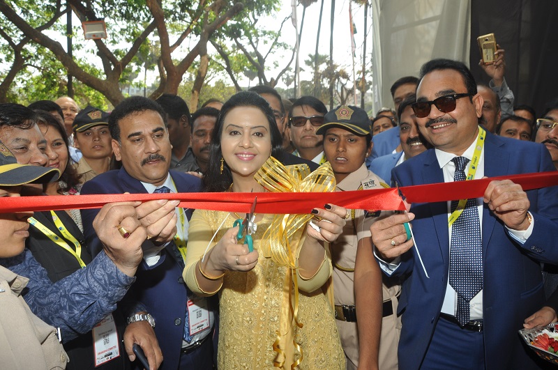  Amruta Devendra Fadnavis is seen ribbon cutting and inaugurating “JITO UDAAN 2019” along with JITO Members.