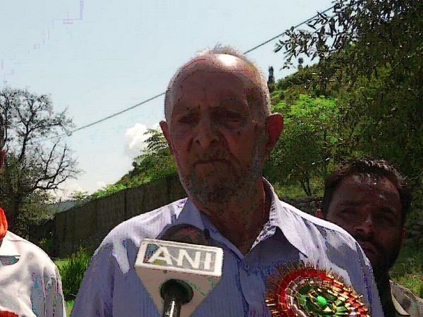 Mohammad Muzir Mugal, resident of Nangi Tekri, talking about ceasefire violation on Thursday. Photo/ANI