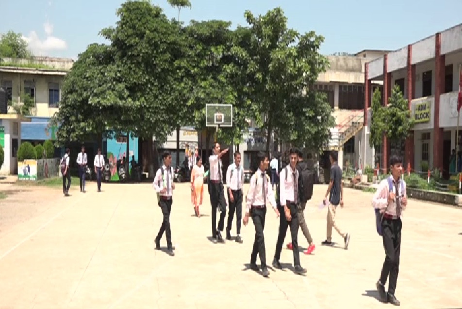 Students going to school in Udhampur district of Jammu and Kashmir. Photo/ANI