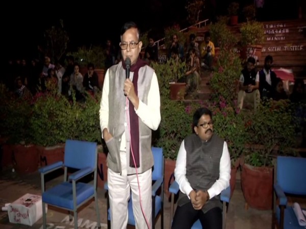 CPI-M leaders Md Salim (left) and KK Ragesh (right) on Sunday addressed the protesting students of JNU on the campus. Photo/ANI