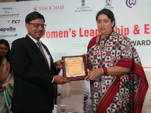 JSPL's Managing Director VR Sharma receiving the award from Union Minister for Women & Child Development Smriti Irani