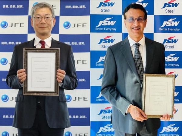 Hiroyuki Ogawa, Vice President of JFE Steel (left) and Jayant Acharya, Director for Commercial and Marketing at JSW.