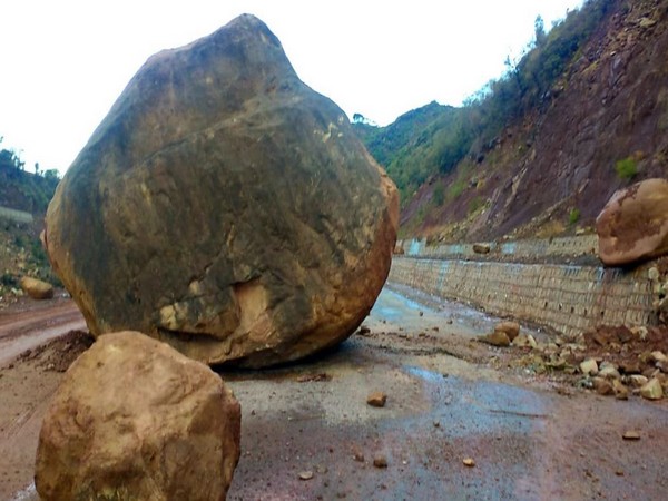 Boulders at the Jammu-Srinagar Highway (Photo/ANI)
