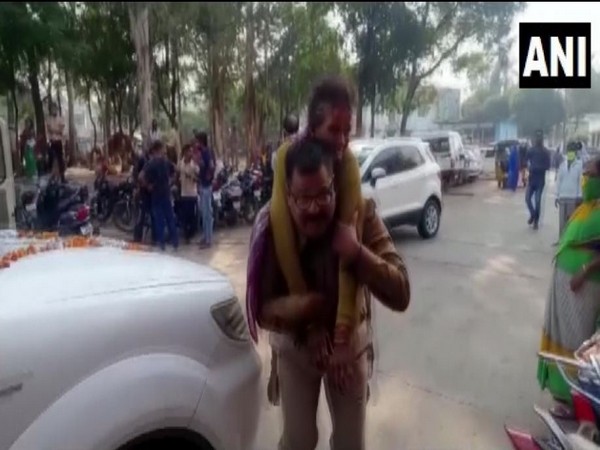    Madhya Pradesh police personnel carrying injured to hospital after a bus met with an accident in Jabalpur on November 17. (Photo/ANI)