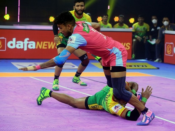 Jaipur Pink Panthers' Arjun Deshwal attempts a raid against Patna Pirates (Image: PKL)