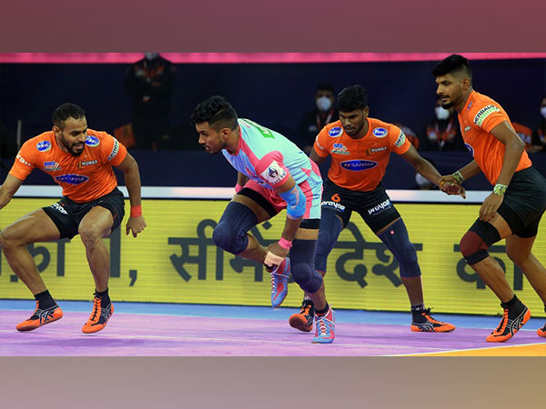 Jaipur Pink Panthers raider Arjun Deshwal attempts a raid against U Mumba (Image: PKL)