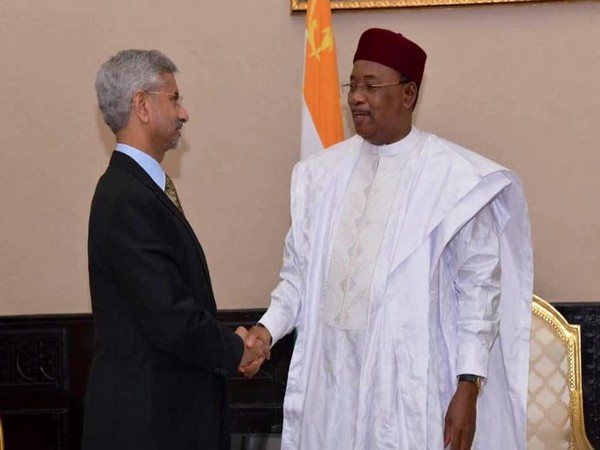 External Affairs Minister S Jaishankar with Niger President Mahamadou Issoufou in Niamey on Tuesday (Photo Credits: Jaishankar/Twitter)