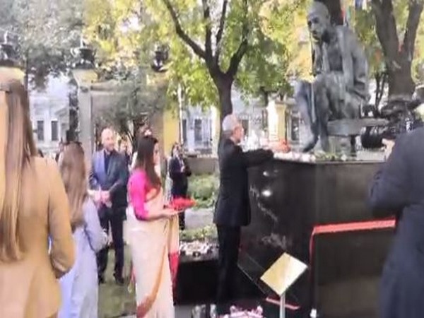 External Affairs Minister S Jaishankar unveiling statue of Mahatma Gandhi at the Embassy of India in Moscow (Picture credit: Jaishankar/Twitter)